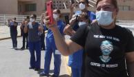 Personal médico agradece una serenata en reconocimiento a su labor en un hospital de Ciudad Juárez.