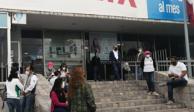 Telefonistas protestan frente a las instalaciones de Telmex en reclamo del cambio en jubilaciones.