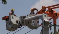 CIUDAD DE MÉXICO, 17AGOSTO2020.- Trabajadores de la Comisión Federal de Electricidad trabajan en cables de alto voltaje en la colonia Cuauhtémoc. 
FOTO: MOISÉS PABLO/CUARTOSCURO.COM