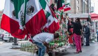 Venta de motivos patrios en el Zócalo de la Ciudad de México, el año pasado.
