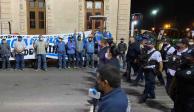 Policías antimotines acuden a las inmediaciones del Palacio de Gobierno para retirar a manifestantes.