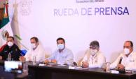 El gobernador Francisco García Cabeza de Vaca (centro) anuncia programa emergente para evitar cierre de pequeños negocios.