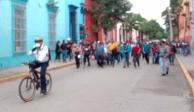 Pobladores y comerciantes marchan hacia el Zócalo de Chiapas en rechazo a la prohibición de comida chatarra.