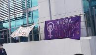 Colectivos feministas colocan mantas en las instalaciones de la FGE de Puebla.