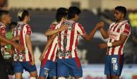 Jugadores del Guadalajara festejan un gol ante Juárez en la Fecha 4 del certamen.
