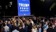 Trump y Pence fueron a la línea de cuerdas donde se mezclaron con los invitados y posaron para las fotos.
