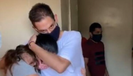 Juan Requesens abraza a su hermanaRafaela al llegar a casa