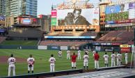 Jugadores de los Cardenales de San Luis antes de su juego contra Cleveland.