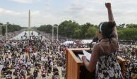 Yolanda Renee King, nieta de Martin Luther King, levanta el puño mientras habla tras la movilización, ayer, en Washington DC.