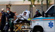 Técnicos de emergencias médicas trasladan a un paciente en Florida, en julio.