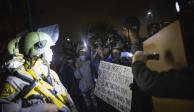 Manifestantes chocan con agentes de la policía de Los Ángeles en protestas tras la muerte de Dijon Kizzee.