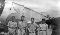Integrantes del Escuadrón 201 posan frente a uno de sus aviones, en una foto de archivo.
