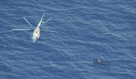 Un helicóptero de la Marina intercepta a la embarcación, ayer