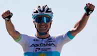 Alexey Lutsenko festeja la victoria en la sexta etapa del Tour de Francia.