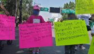 Niños con cáncer sostienen pancartas durante la manifestación.