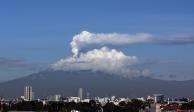 Una larga fumarola de vapor y ceniza volcánica captada el pasado 1 de agosto.