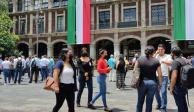 Trabajadores del Palacio de Gobierno de Morelos se resguardan en la explanada tras el temblor.