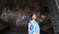 Noemi Zepeda, dando vida a Frida Kahlo en Palacio Nacional, como parte de #NarrandoMéxico.