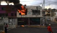 Activistas provocaron un incendio en la sede de la CODHEM, en Ecatepec.