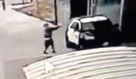 Un hombre dispara contra un vehículo policial en Compton, California, el sábado.