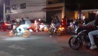 Motociclistas se concentraron en un punto de calzada de Tlalpan, la noche del domingo.