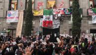 Feministas protestan con festejo alterno contra la violencia y la desaparición de mujeres