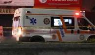 Paramédicos atienden un llamado por una balacera afuera de una taquería.