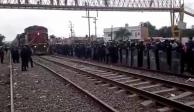 Ante la presencia policial, continúa el paso de trenes sin incidentes en Michoacán.