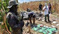 Elementos de la Fiscalía y del Ejército de Guatemala muestran las armas y droga halladas en el jet.