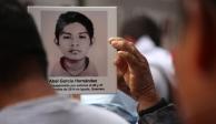 Familiares de los 43 normalistas de Ayotzinapa llegan a instalaciones de la FGR, el 25 de septiembre de 2020.