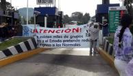 Integrantes de la CNTE colocan mantas para impedir el paso en casetas de la entidad.