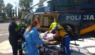 Personal médico de la SSC traslada al oficial en helicóptero a un hospital especializado.