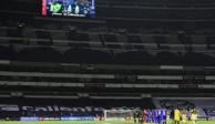 Jugadores de América y Cruz Azul el pasado domingo en la cancha del Estadio Azteca.
