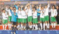 Los entonces dirigidos por Jesús Ramírez cargan el trofeo que los acreditó como monarcas mundiales Sub 17 hace 15 años en Lima.