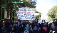 Jóvenes vestidos de negro y encapuchados avanzan sobre el Eje Central, ayer.