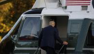Donald Trump aborda un helicóptero para volar al Centro Médico Militar Nacional Walter Reed desde el jardín sur de la Casa Blanca en Washington.