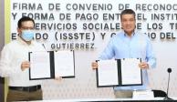 El gobernador Rutilio Escandón (der.) muestra la firma del convenio.