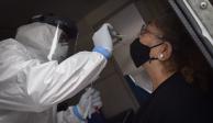 Una mujer se somete a una prueba de coronavirus en la Ciudad de México.