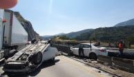 Un tráiler volcó el auto en el que viajaba sobre la autopista México-Querétaro