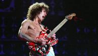Eddie Van Halen tocando su famosa guitarra "Frankenstein".