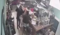 En el video, difundido en redes sociales, se observa el asalto a una cafetería, perpetrado por dos personas armadas.