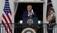 El presidente se retira su mascarilla para pronunciar un discurso desde el balcón del Salón Azul ante partidarios en Washington, ayer.