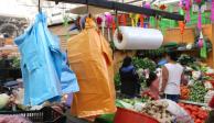En la imagen de archivo, las bolsas de plástico para despachar verdura en un mercado de la CDMX
