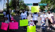 Pacientes y sus familiares protestan afuera del hospital La Raza, el mes pasado.