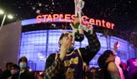Aficionados de los Lakers celebraron el título.
