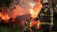 Bomberos atienden incendio luego del paso de "Delta" en Luisiana, el 11 de octubre 2020.