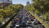 En el día de la hispanidad, una caravana de automóviles circuló por Madrid en protesta contra las restricciones que el gobierno español aplicó a la ciudad para contener la propagación del virus.