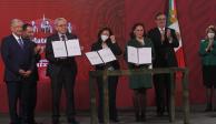 El Presidente, el titular de Hacienda, el secretario de Salud, Sylvia Varela, de AstraZeneca, Lizete de la Torre, de Pfizer, y el canciller, ayer en la firma.