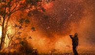 Un bombero combate las llamas en Córdoba, Argentina, el lunes 12 de octubre de 2020.