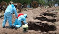 Sepultureros preparan la tumba de una víctima de Covid-19, en Xochimilco, en mayo.